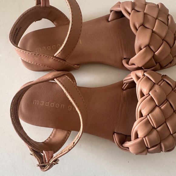 Madden Girl Braided Strap Sandals Tan Beige Faux Leather size 1 - Picture 2 of 4
